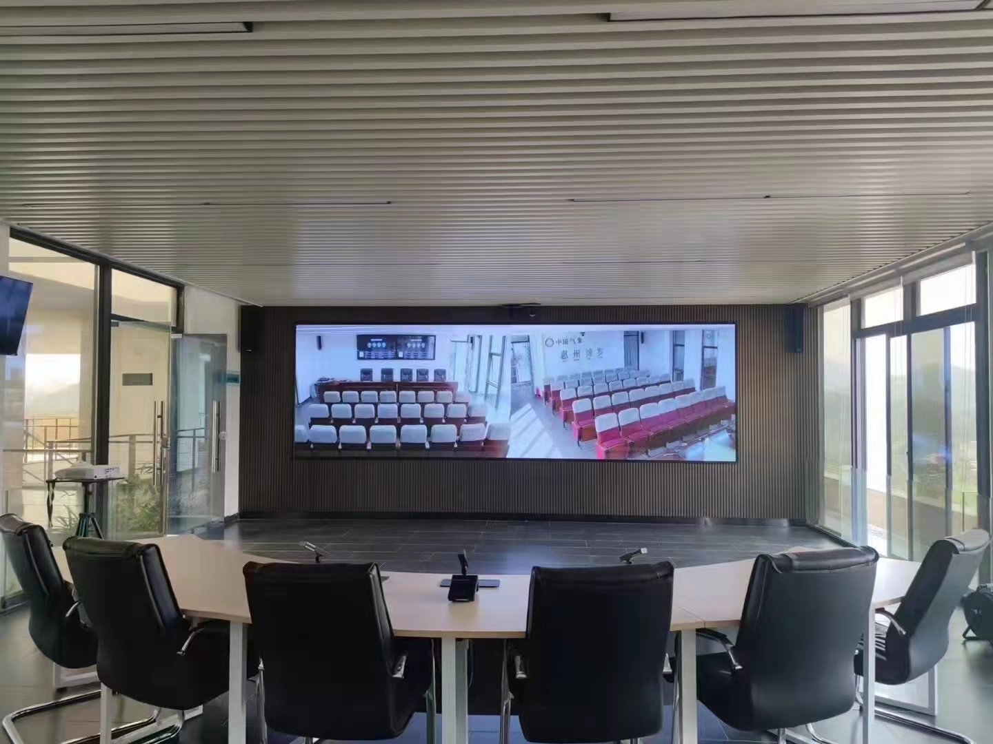 Conception du système de conférence pour la salle multifonctionnelle de l'immeuble de bureaux